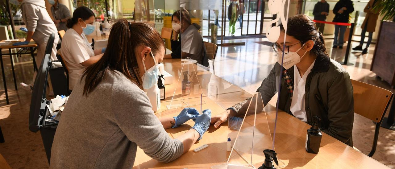 Una alumna realiza la prueba en la facultad de Forestales.