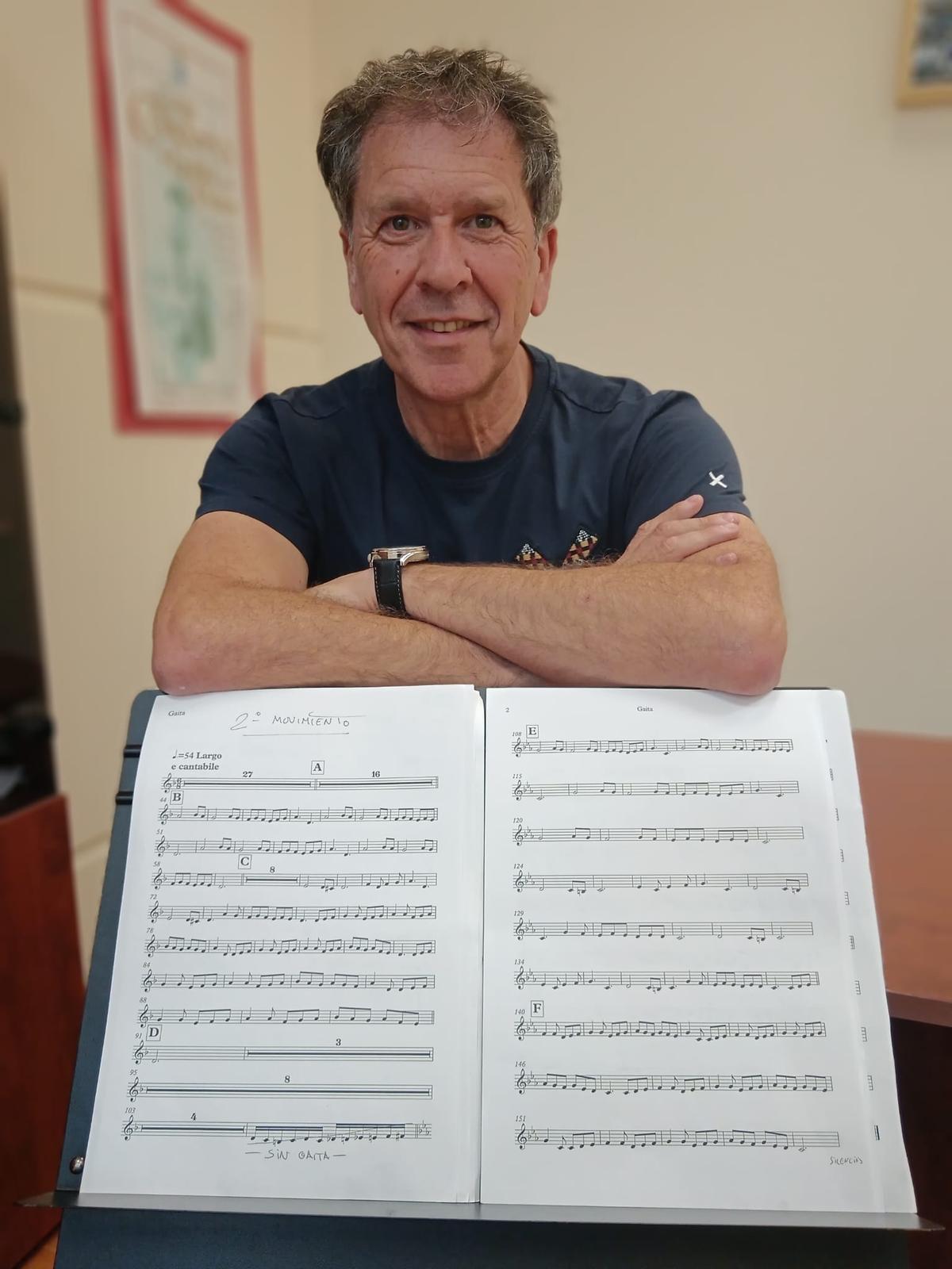 Guti, con la partitura de la "Sinfonía del emigrante".