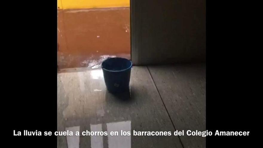 El agua de la lluvia se cuela a chorros en los barracones del Colegio Amanecer de Torrevieja
