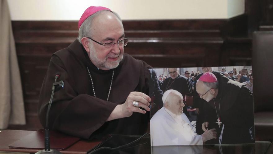 VÍDEO | El arzobispo de Oviedo sobre la muerte del papa Francisco: “Le ha caracterizado la cercanía”