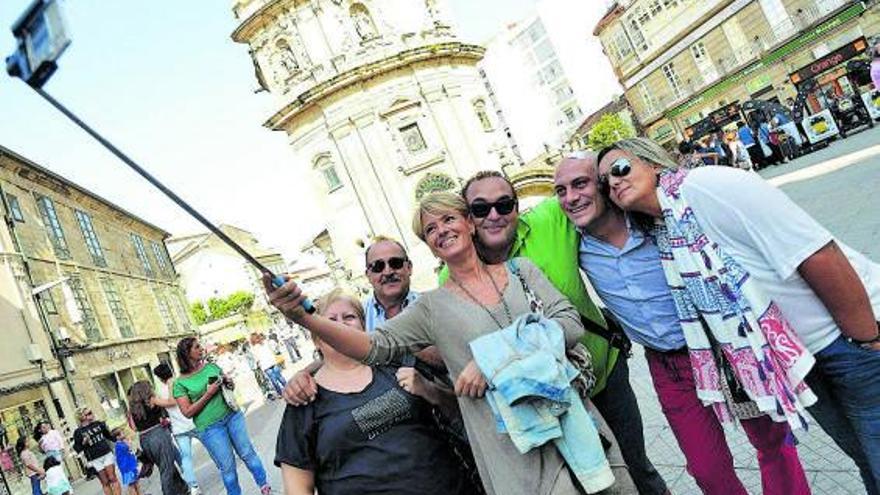 Turistas se fotografían ante el santuario de A Peregrina. |  // GUSTAVO SANTOS