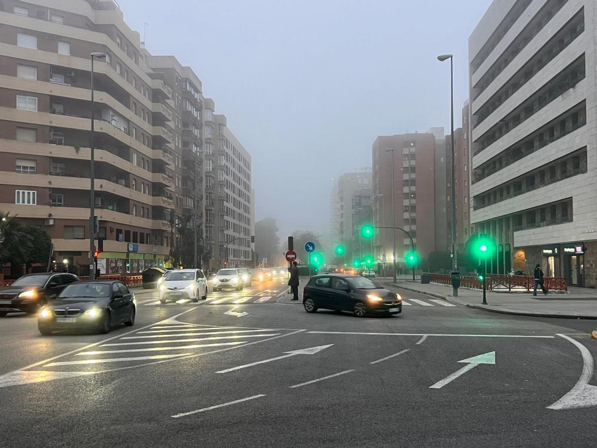 Así amanece Sevilla bajo la niebla, en imágenes