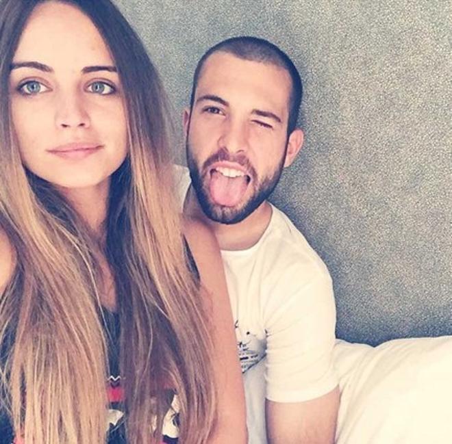 Jordi Alba disfruta de sus merecidas vacaciones junto a su pareja, Romarey Ventura