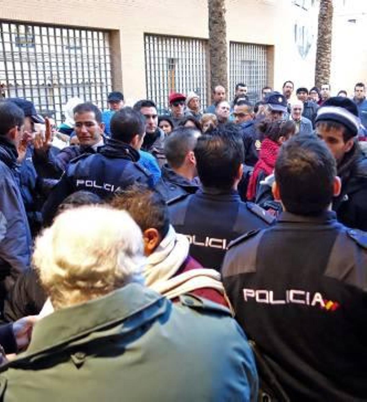 El colapso para pedir cita en el Registro Civil acaba con un herido e intervención policial