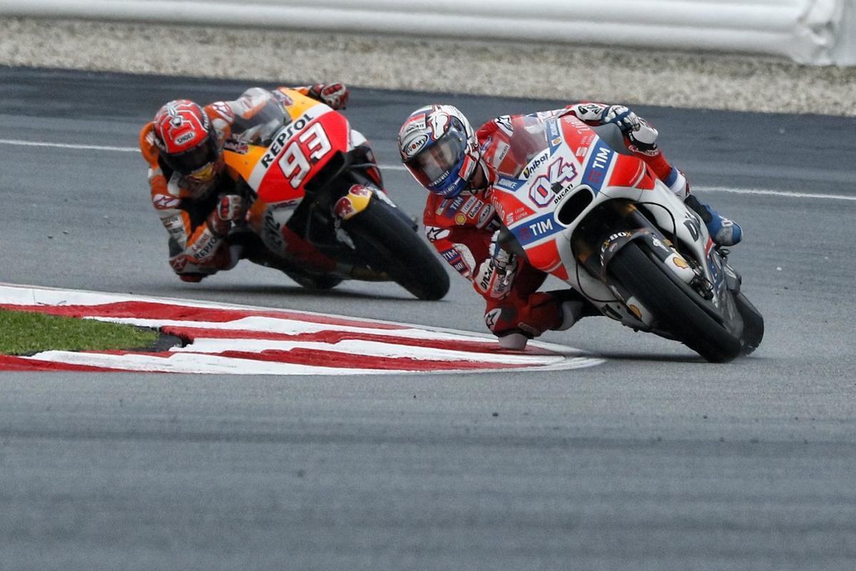 AY20. Sepang (Malaysia), 29/10/2017.- Italian MotoGP rider Andrea Dovizioso (R) of Ducati team and Spanish Marc Marquez of Repsol Honda compete during the 2017 Malaysia Motorcycling Grand Prix at Sepang International Circuit, Malaysia, 29 October 2017. (Motociclismo, Malasia, Ciclismo) EFE/EPA/AHMAD YUSNI