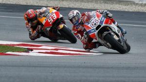 AY20. Sepang (Malaysia), 29/10/2017.- Italian MotoGP rider Andrea Dovizioso (R) of Ducati team and Spanish Marc Marquez of Repsol Honda compete during the 2017 Malaysia Motorcycling Grand Prix at Sepang International Circuit, Malaysia, 29 October 2017. (Motociclismo, Malasia, Ciclismo) EFE/EPA/AHMAD YUSNI