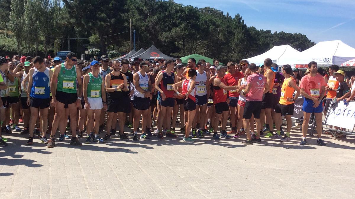Los participantes de la carrera absoluta antes de la salida.