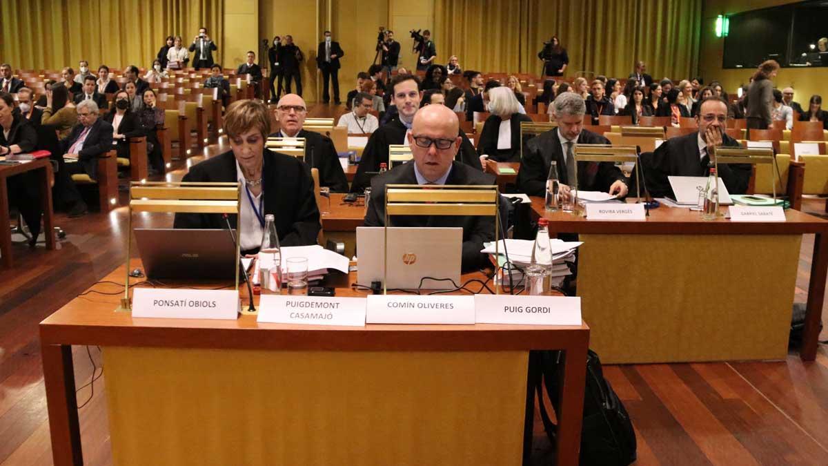 Los abogados Isabel Elbal, Gonzalo Boye, Andreu van den Eynde y Benet Salellas, en la sala grande del TJUE en Luxemburgo