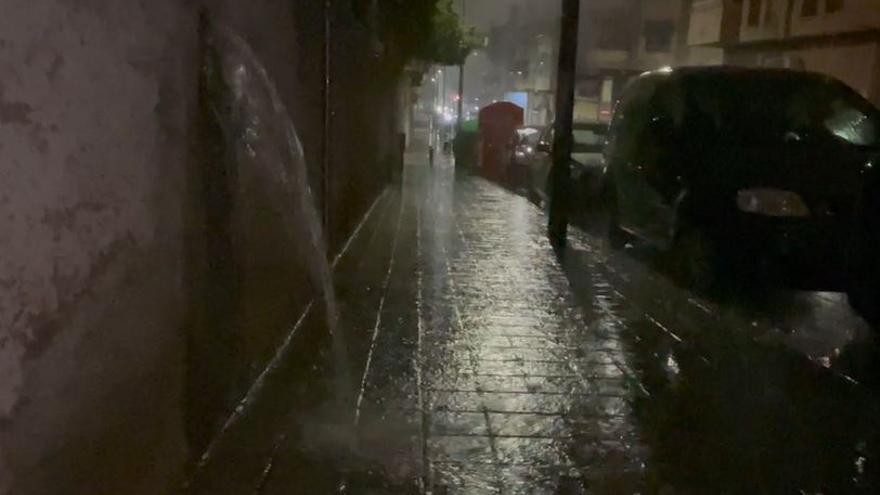 La lluvia sorprende con fuerza en Alicante
