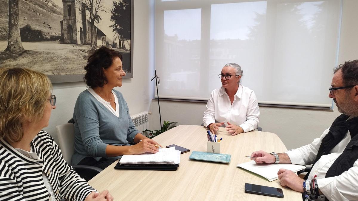 Por la izquierda, Carmen Gallego, Sonia Verde, Eva María Pérez y Jorge Rodríguez,  durante la reunión mantenida en el Ayuntamiento de Llanera.