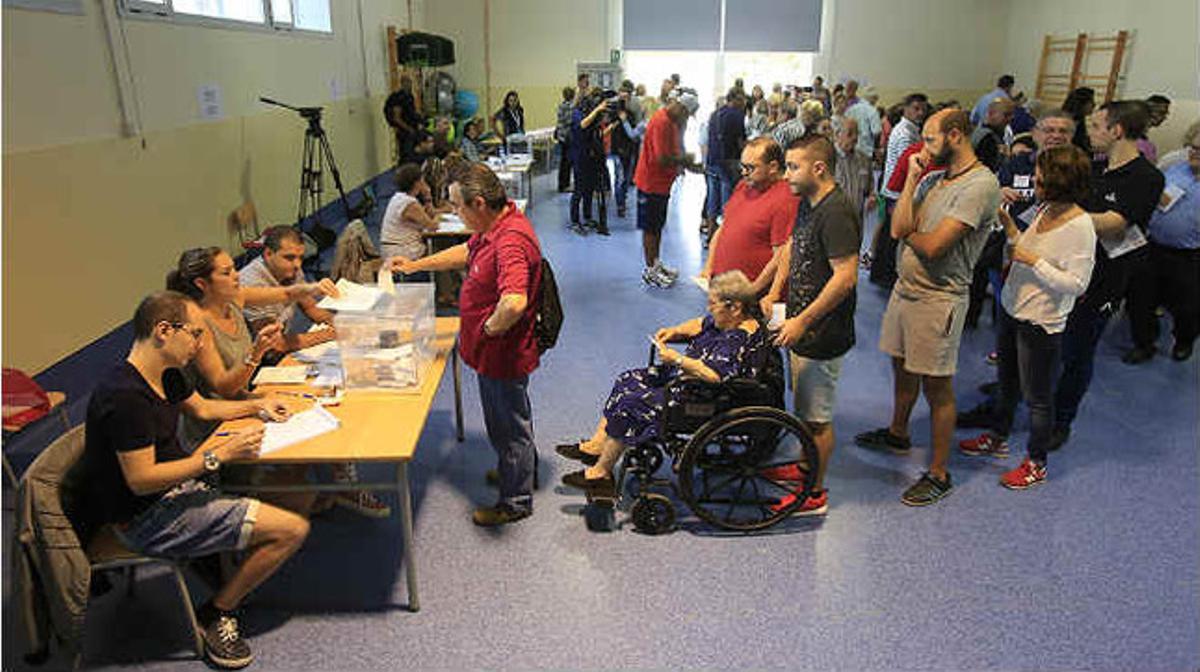 Cola para votar en el colegio electoral Lola Anglada de Badalona. 