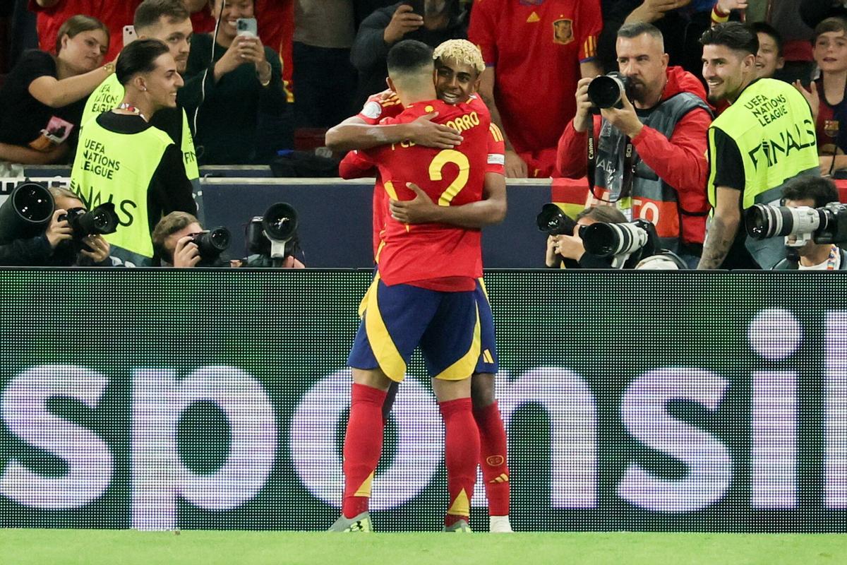 Pedro Porro y Lamine celebran un gol de España