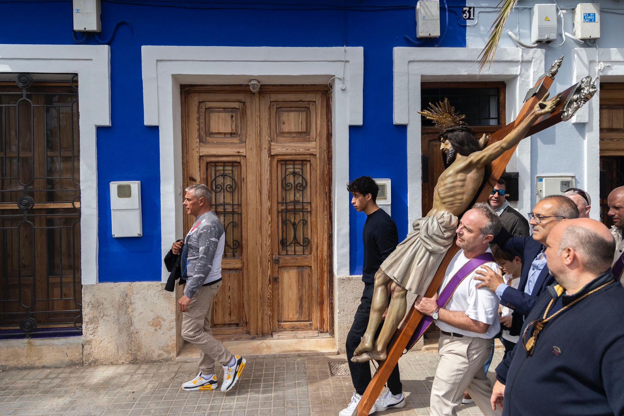 El Viernes Santo del Marítim amanece con el encuentro de los Cristos