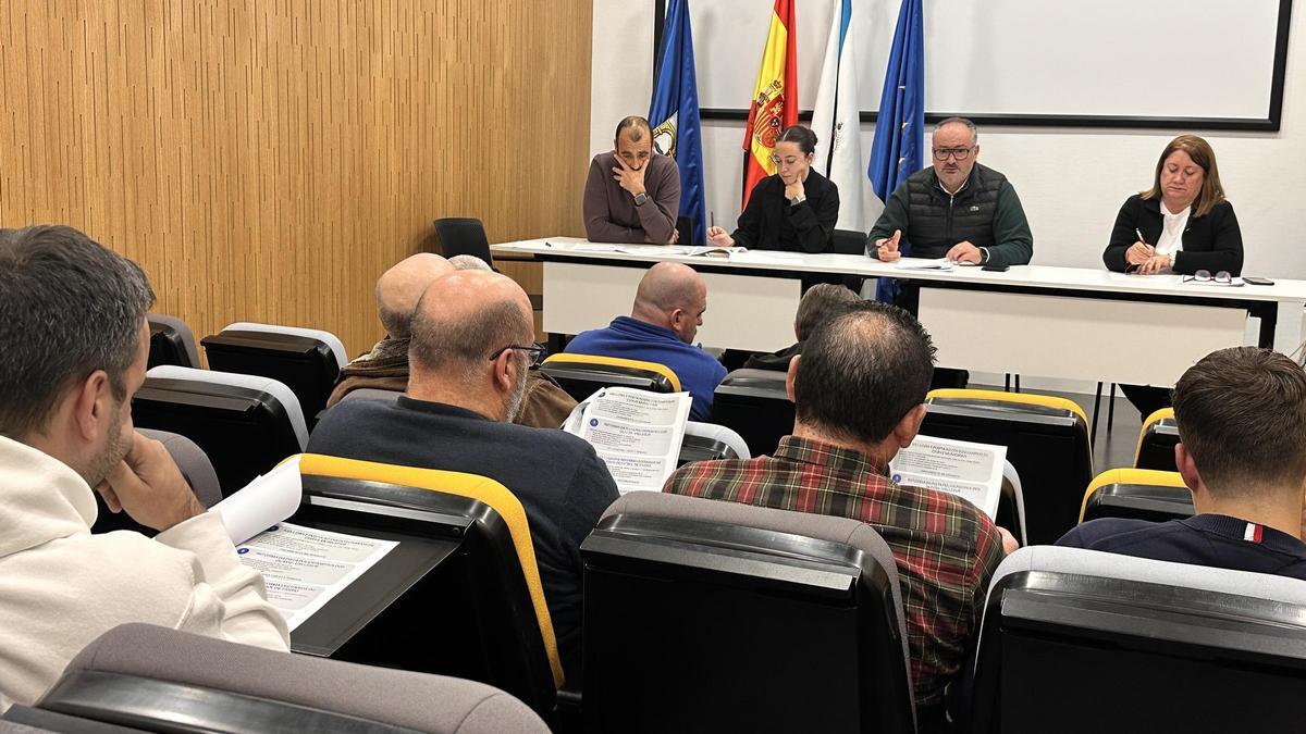 El alcalde de Culleredo, José Ramón Rioboo, en una reunión con representantes de los clubes deportivos del municipio.