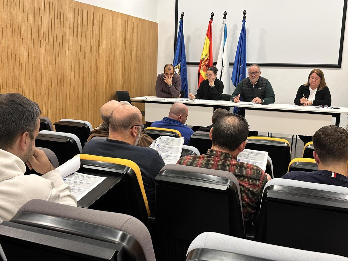 El alcalde de Culleredo, José Ramón Rioboo, en una reunión con representantes de los clubes deportivos del municipio.