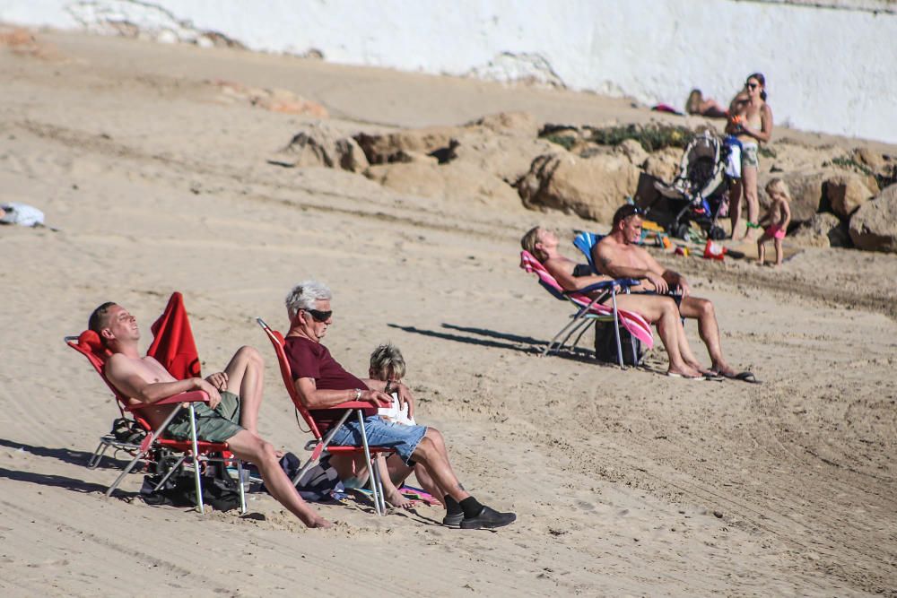 Las inusuales altas temperaturas han animado en los últimos días la afluencia a las playas de la Vega Baja. Aquí imágenes de la playa del Cura en Torrevieja.