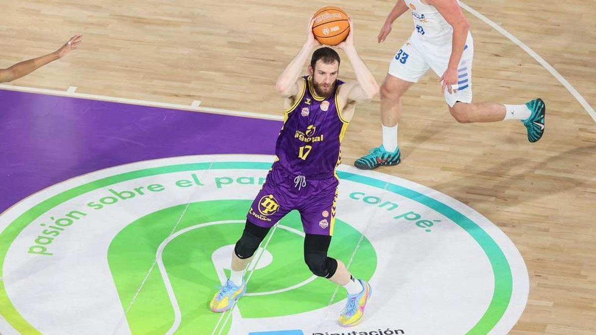 Mladen Armus controla un balón.