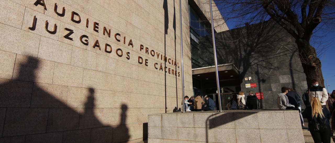 Imagen de la entrada a la Audiencia Provincial de Cáceres.