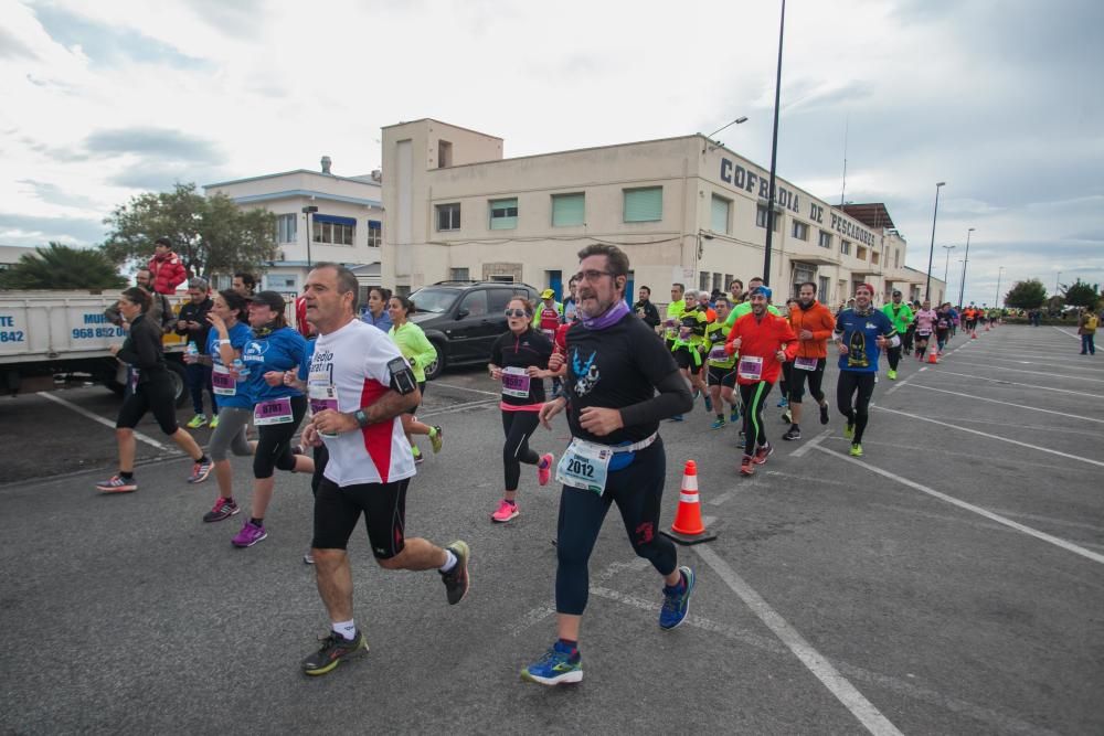 El atleta keniata Peter Kirui  marca un registro de 1 hora y 55 segundos y el viento le impide batir el récord.