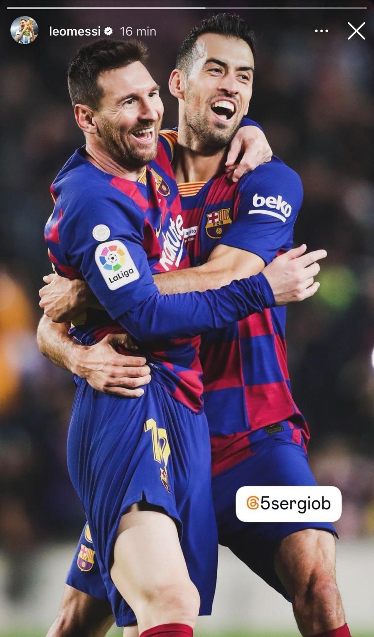 Leo Messi se despide de Sergio Busquets.