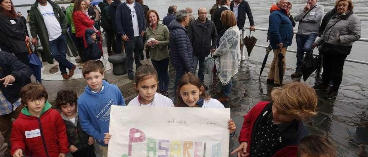 Vecinos de San Esteban, durante la primera concentración para pedir la pasarela sobre el Nalón.