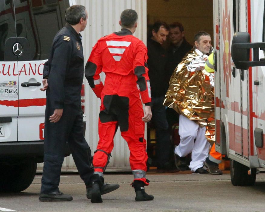 Rescatados 12 tripulantes de un pesquero hundido al norte de Luarca