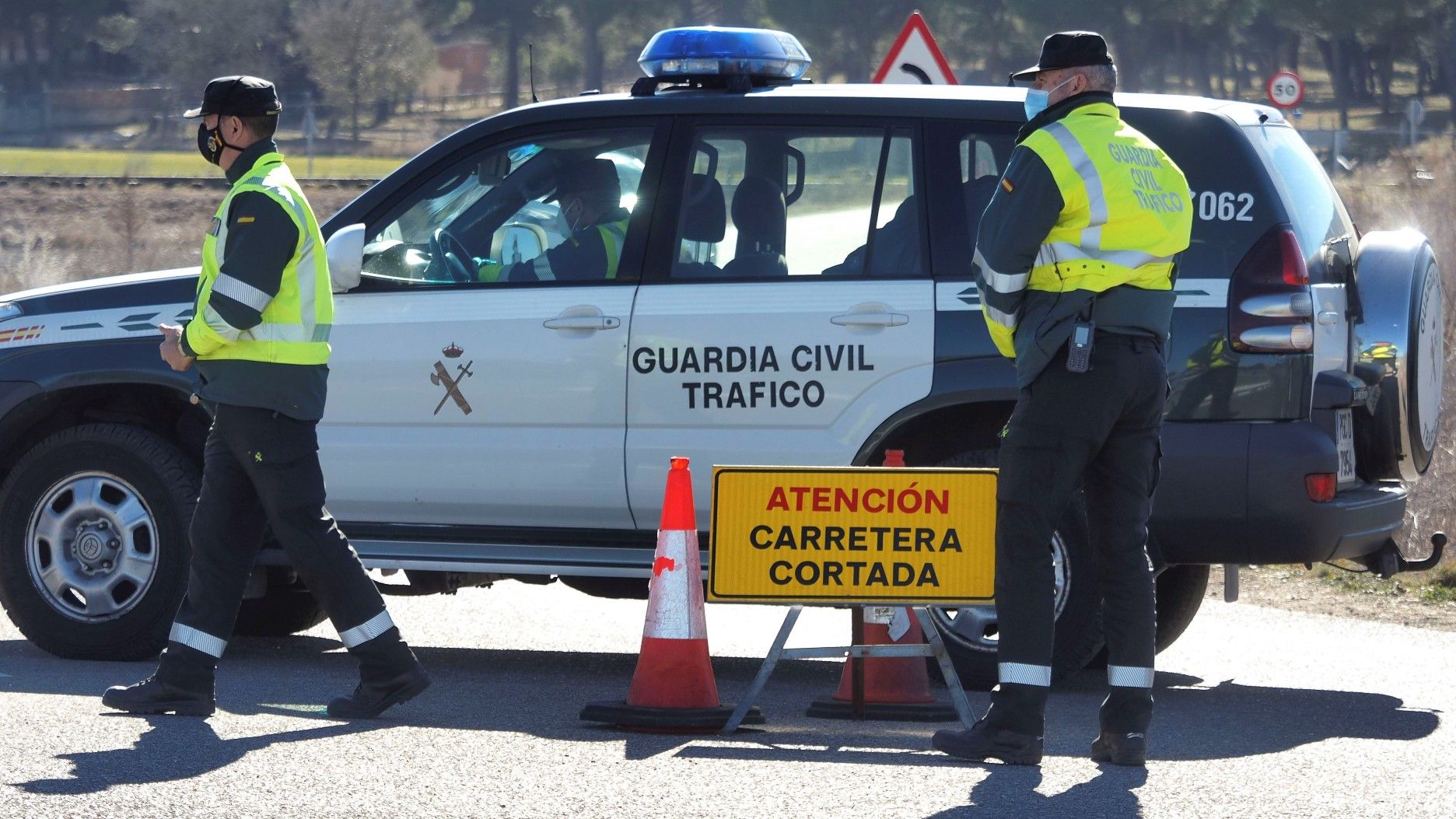 Agentes de la Guardia Civil de Tráfico mantienen un cordón policial cerca del lugar donde se halló el cadáver de Esther López, en la carretera de acceso a la localidad vallisoletana de Traspinedo, este martes.