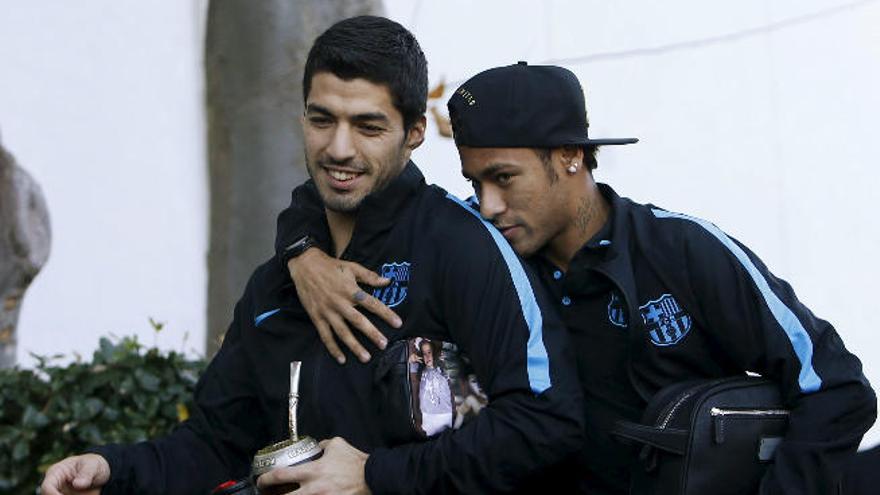 Neymar (d) bromea con Luis Suárez camino del entrenamiento.