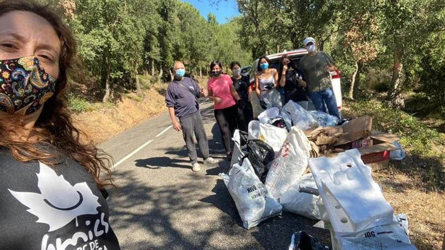 Un grup de voluntaris retira deixalles d&#039;abocaments de la carretera d&#039;accés als Àngels