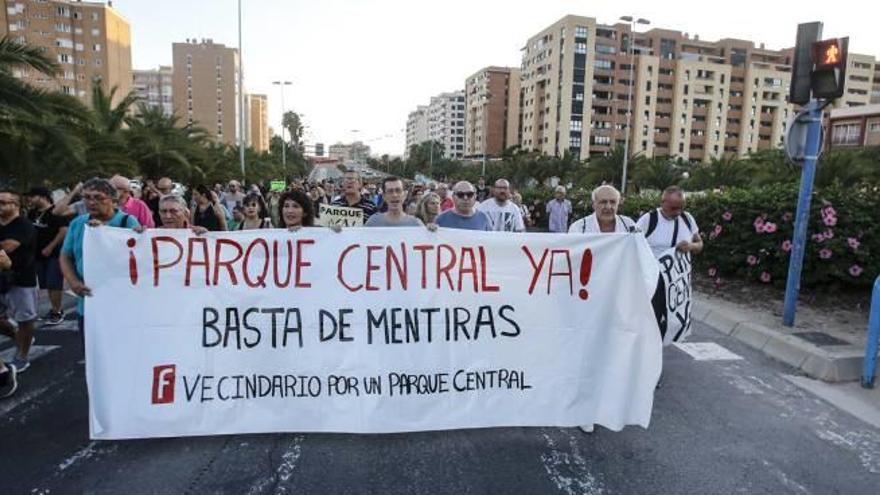 Un momento de la concentración vecinal, ayer, junto al Puente Rojo, icono del movimiento ciudadano a favor del Parque Central.