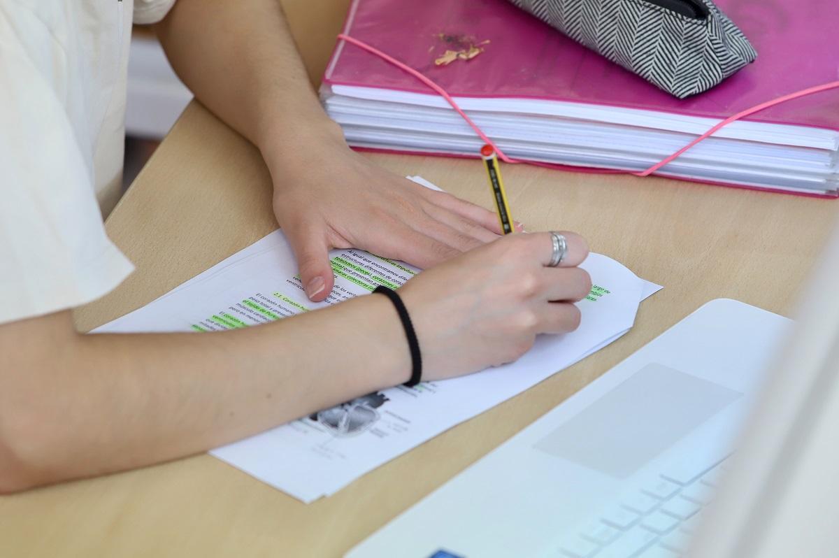 Numerosos estudiantes cordobeses preparan los exámenes de Selectividad en la biblioteca de la Facultad de Filosofía y Letras de la UCO, así como en otras bibliotecas de la ciudad.