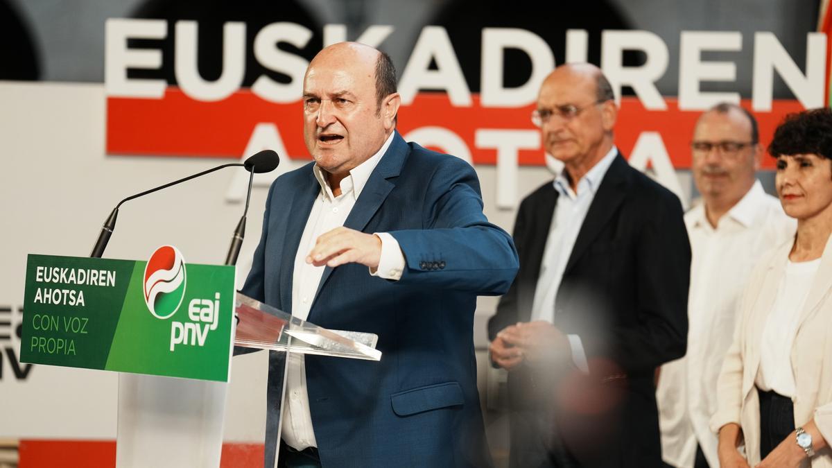 El presidente del EBB, Andoni Ortuzar, durante el acto de inicio de campaña de EAJ-PNV para las elecciones del 23J, en los jardines Albia, a 6 de julio de 2023, en Bilbao