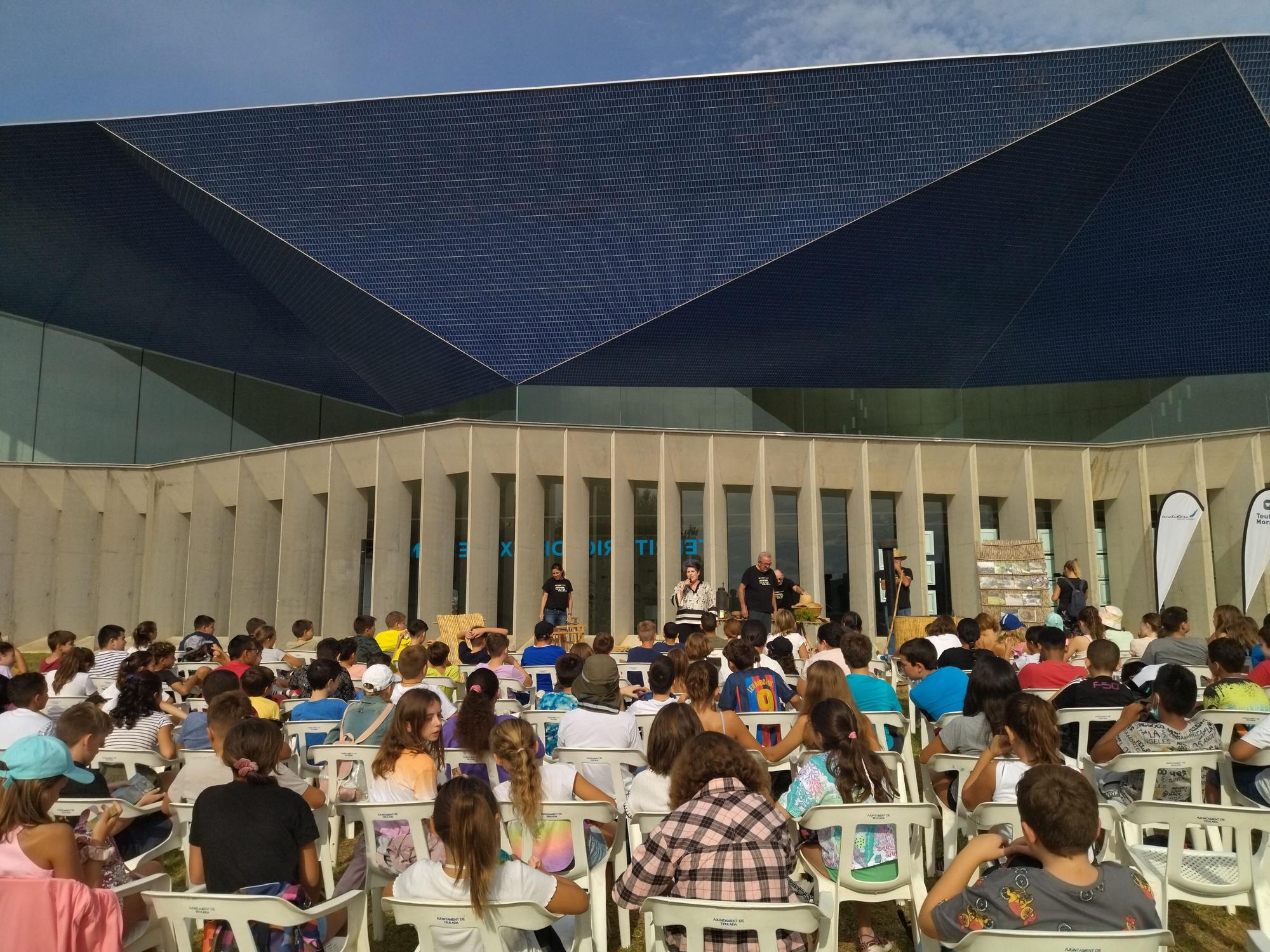 Los jardines del auditorio se han convertido esta mañana en un aula al aire libre