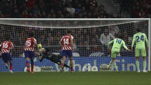 Enes Unal, jugador del Getafe, transforma el penalti que supuso el empate del Getafe en el Metropolitano.