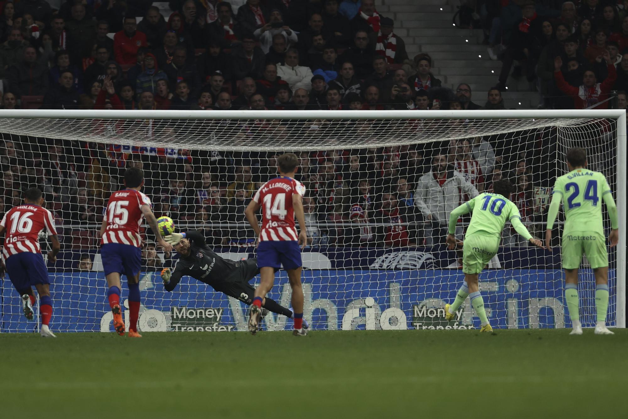 Enes Unal, jugador del Getafe, transforma el penalti que supuso el empate del Getafe en el Metropolitano.