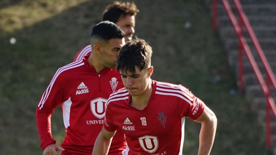 El centrocampista Arnau Ortiz durante un entrenamiento.  | PRENSA REAL MURCIA