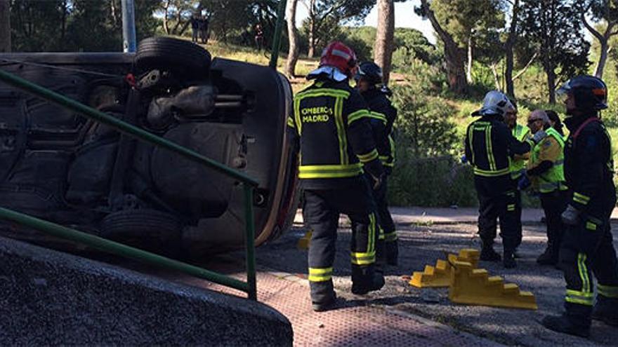 El coche volcó tras caer por unas escaleras.