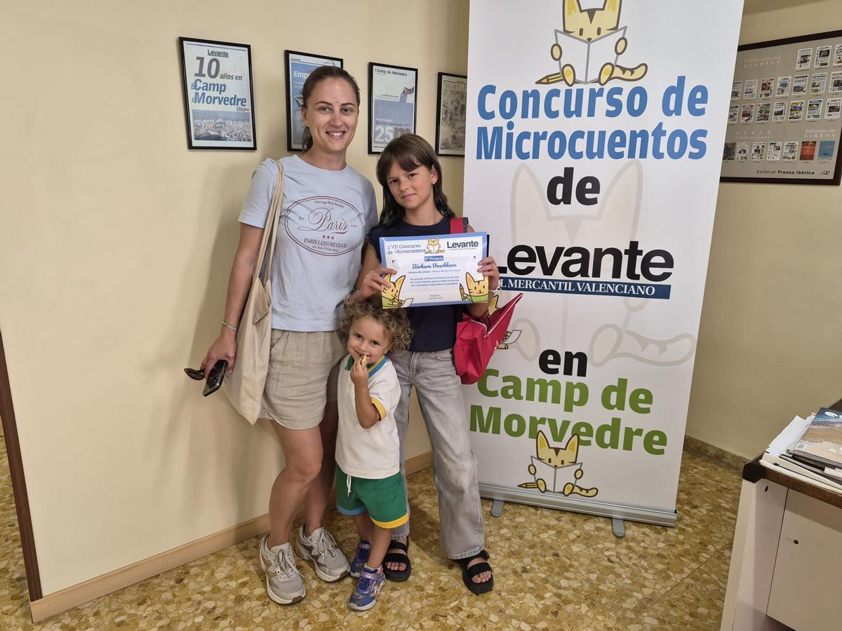 Concurso de Microcuentos: Los premiados recogen sus diplomas y regalos