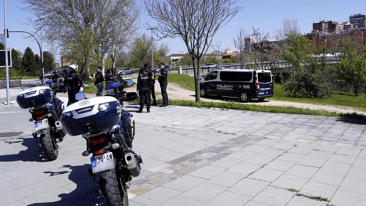 Efectivos de la Policía Nacional, en la zona en la que han hallado el cadáver de Alejandro Aranda.