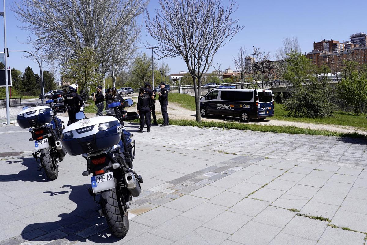 Efectivos de la Policía Nacional, en la zona en la que han hallado el cadáver de Alejandro Aranda.