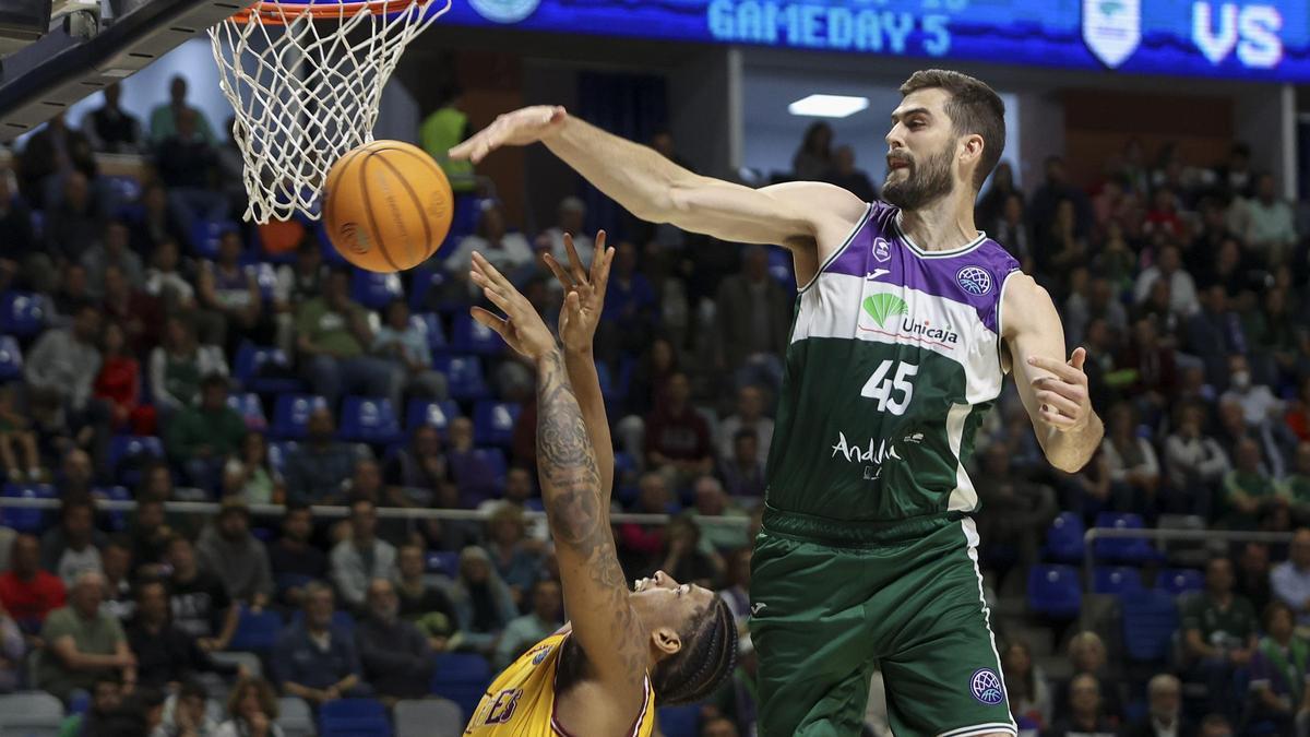 Kravish, pívot del Unicaja, trata de evitar una canasta del Limoges.