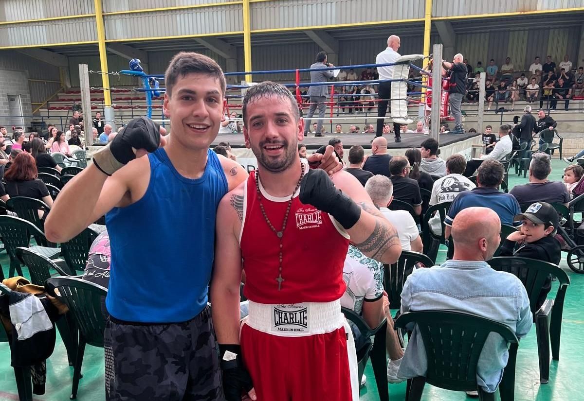 Los boxeadores Miguel Acebras (de azul) y Tony Viego (de rojo), en la velada de Salas