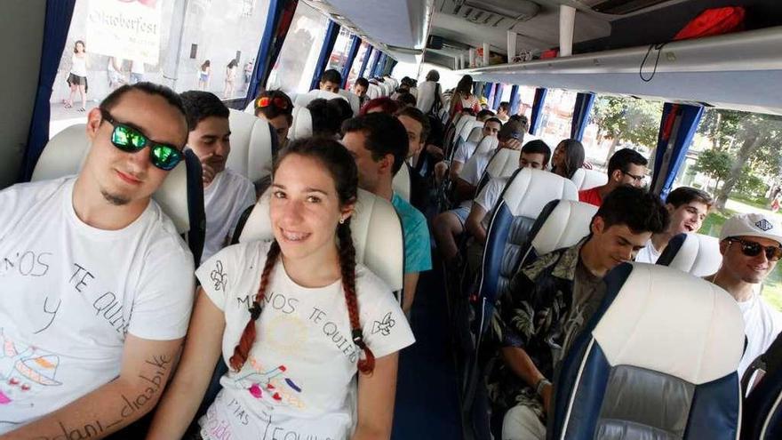 Los jóvenes esperan en el autocar antes de iniciar el trayecto hasta Pola de Siero.