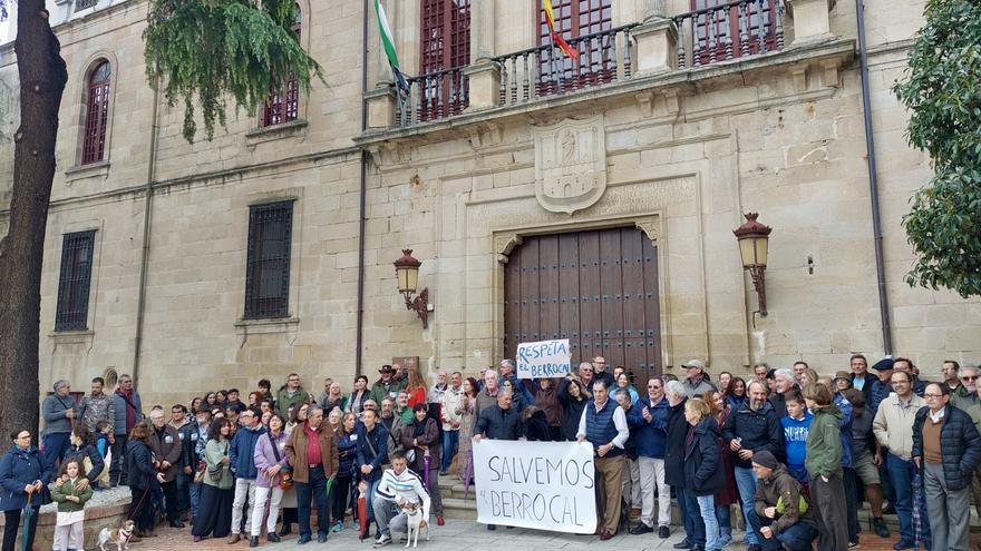 Un centenar de vecinos protestan ante la instalación de 22 torretas en el berrocal trujillano