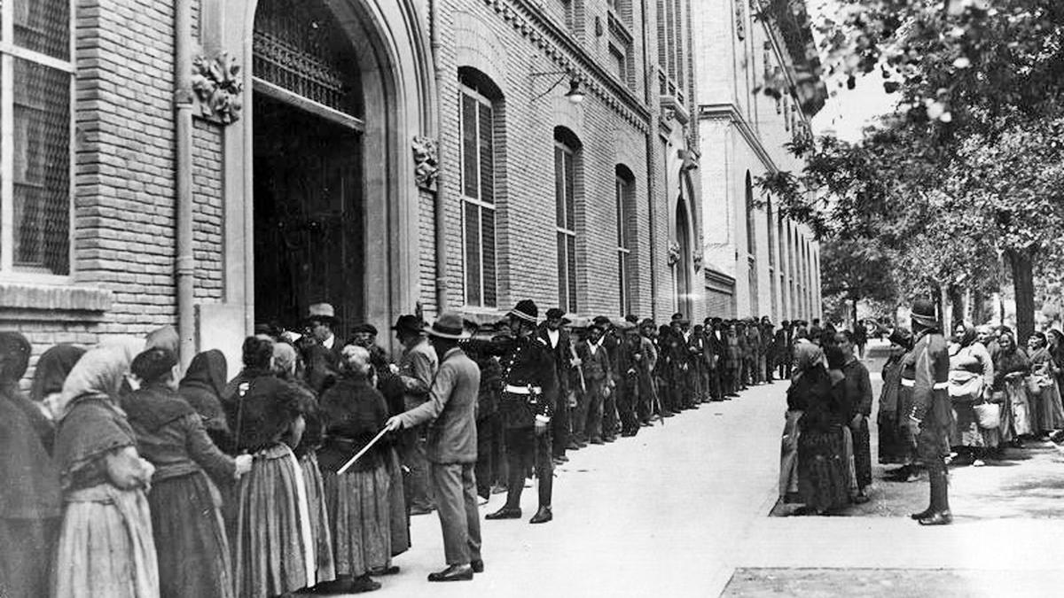 Reparto del bono semanal a los mendigos por 'La Caridad', 1930