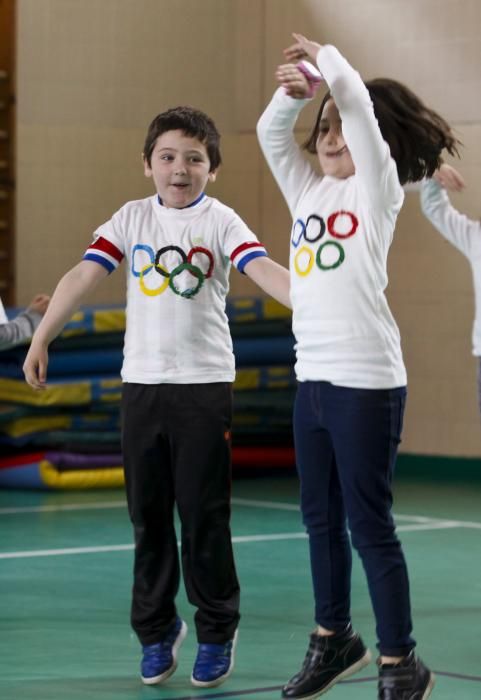 Visita de jugadores del Sporting al Colegio Miguel de Cervantes