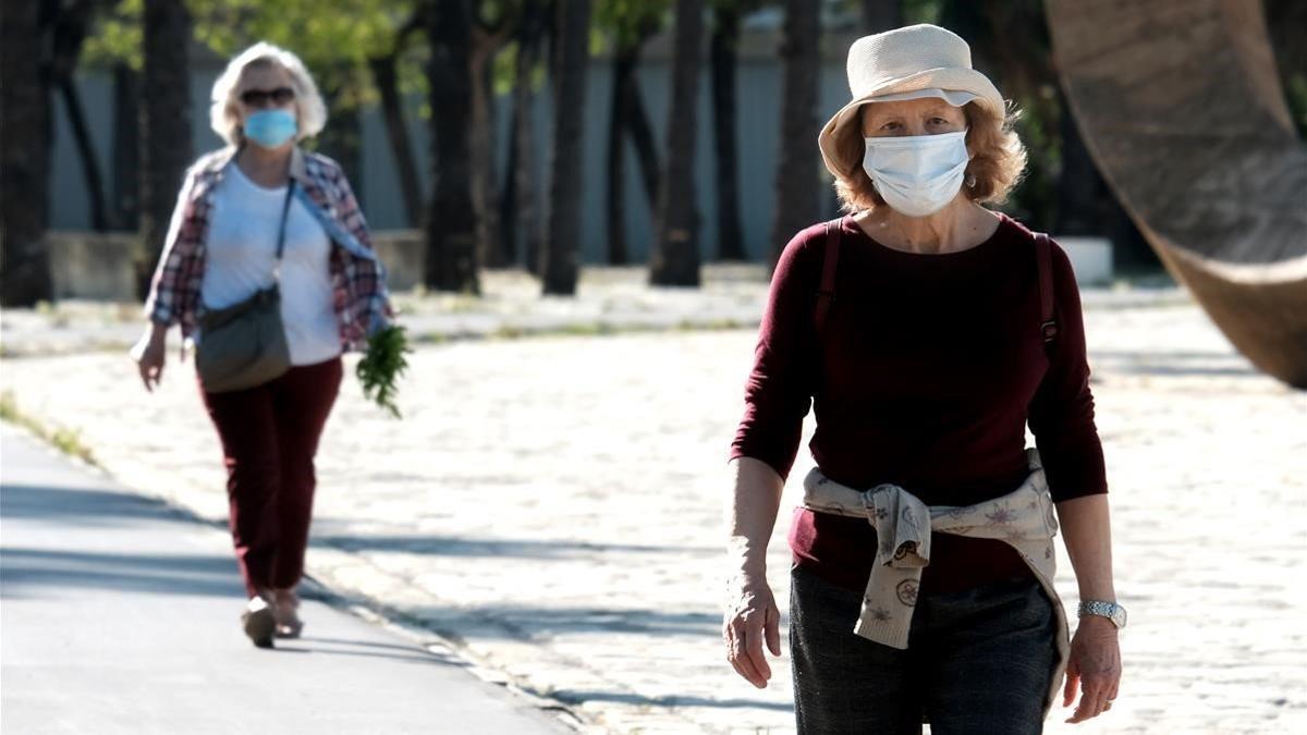 Dos mujeres pasean con mascarilla en Madrid