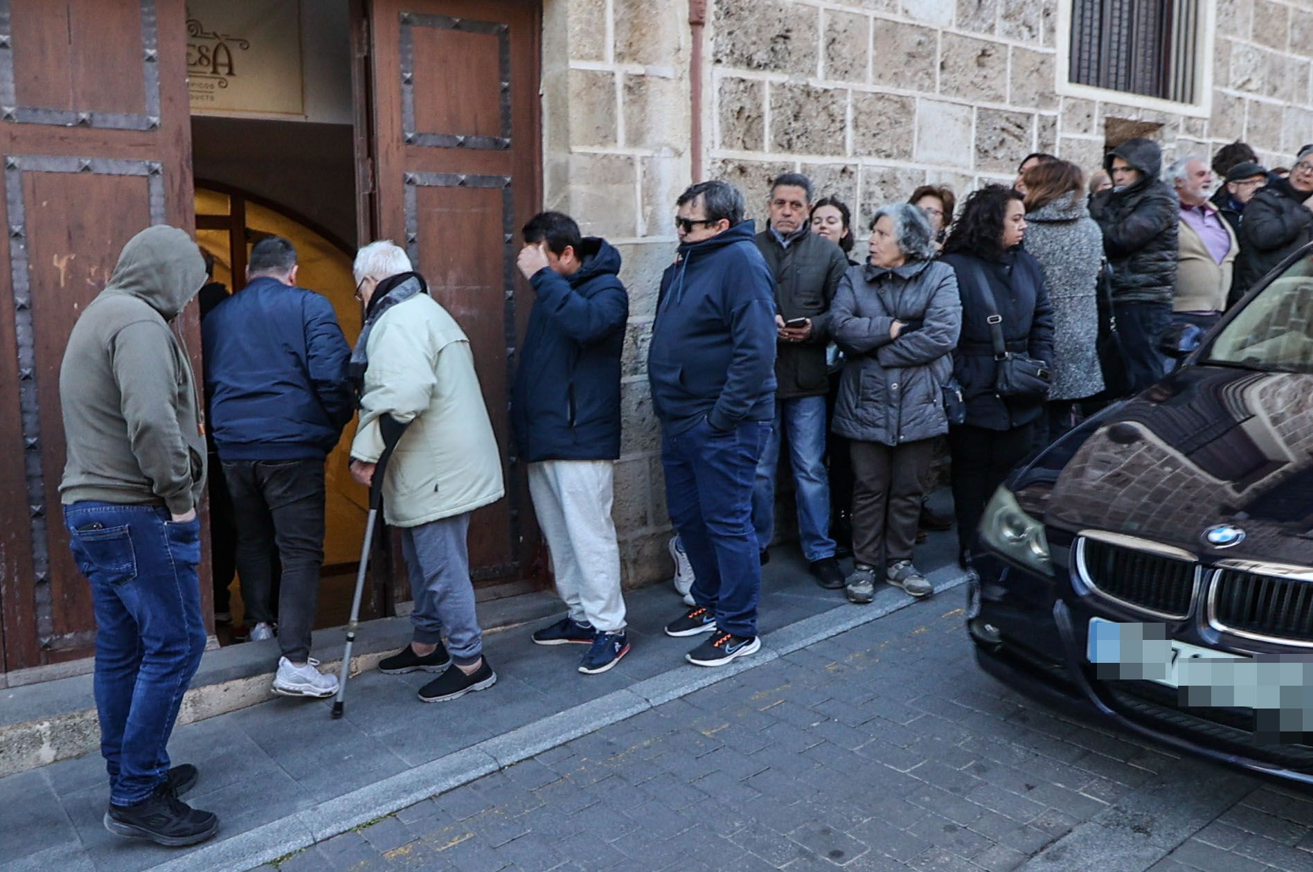 Los primeros compradores de las sillas, que han hecho más de cinco horas de cola y procedían de Benidorm