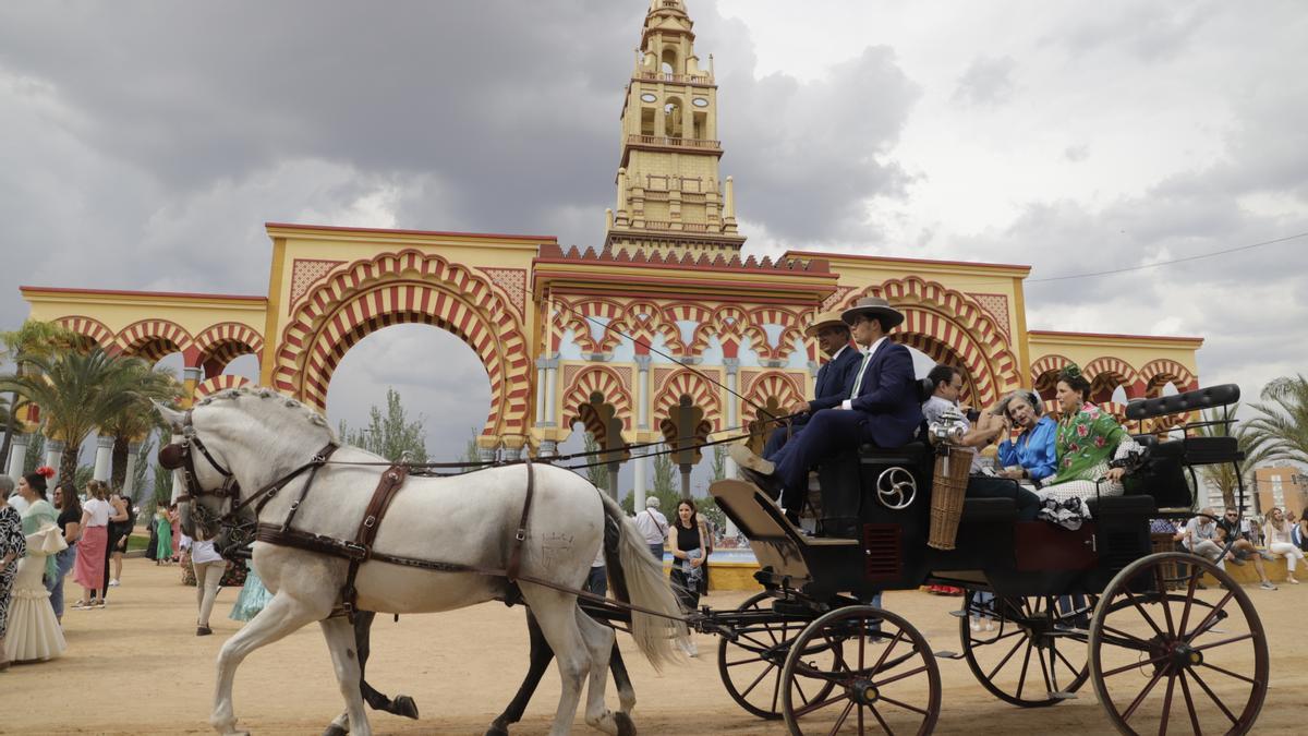 Carruaje de caballos frente a la portada de la Feria de Córdoba.
