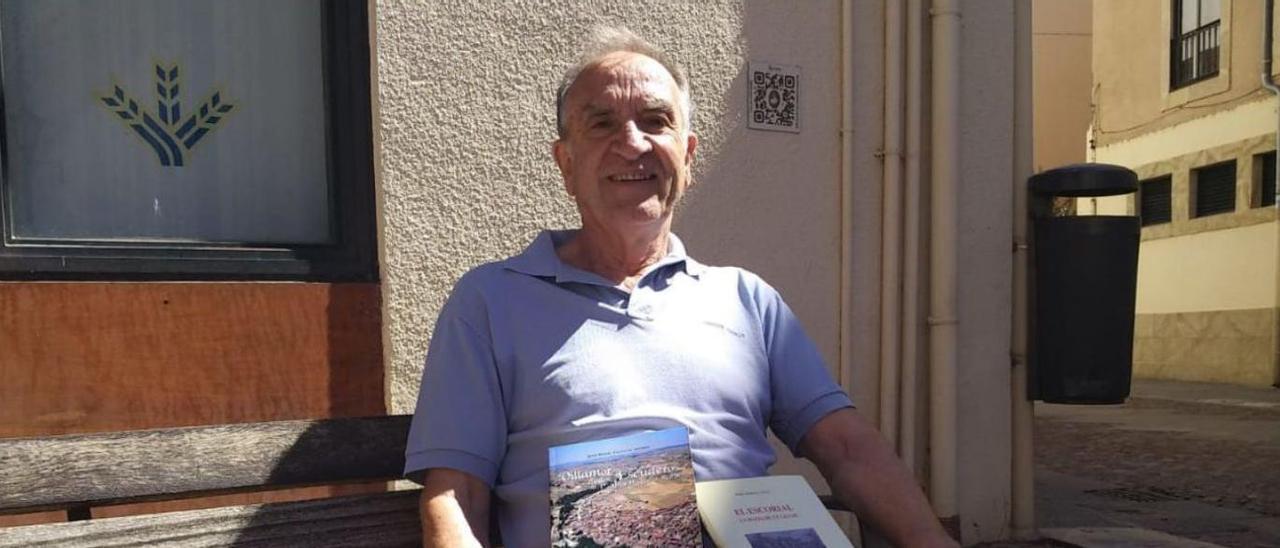 El zamorano José María Calvo Andrés, con algunos de los libros que ha escrito. | A. B.